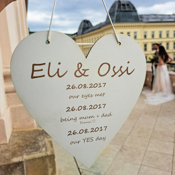 Herzschild mit eigenen Liebesdaten aus weissem Holz